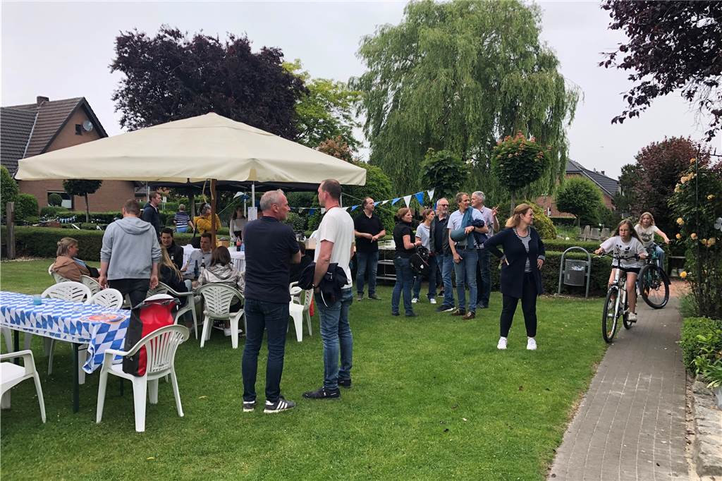 Ersatz-Hüttentour trotzt der Unwetterwarnung am Pfingstsonntag Auch zur „Ersatz-Hüttentour“ setzten sich viele aufs Fahrrad und besuchten die Gastro-Betriebe in Südlohn und Oeding.