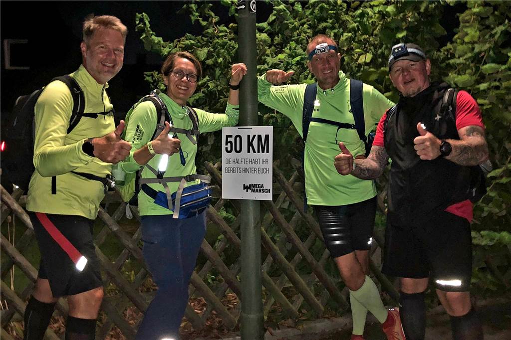 VfL-Cracks bewältigen mit „Mega-Teamgeist“ die 100 Kilometer Auch zur Halbzeit hatten die vier VfL-Cracks noch ein Lächeln auf den Lippen.