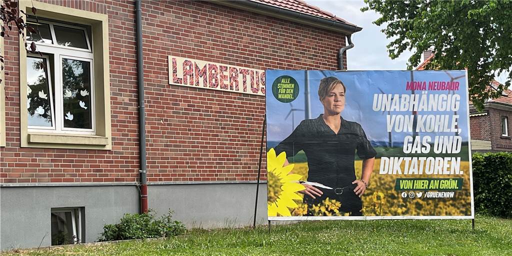 Partei wirbt mit riesigem Wahlplakat vor Wahllokal in Haltern - ein Regelbruch? Auch zwei Tage nach der Landtagswahl in NRW hängt das Plakat der Grünen noch vor der Lambertusschule in Lippramsdorf.