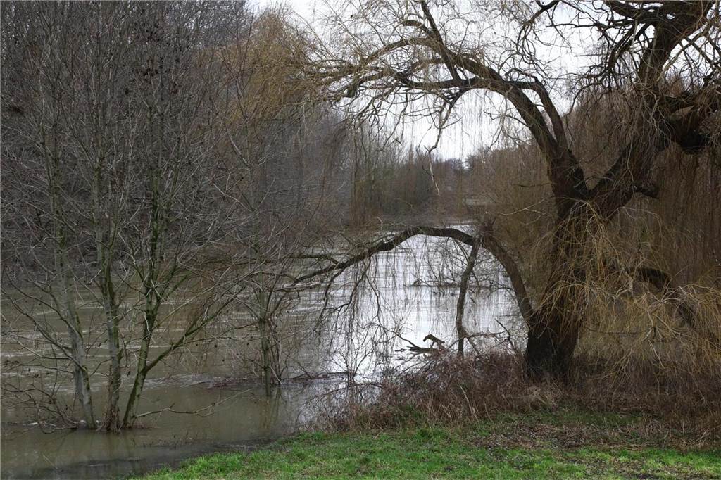 Auch zwischen Schloss Buddenburg und dem Steag-Kraftwerk: Wasser über Wasser.