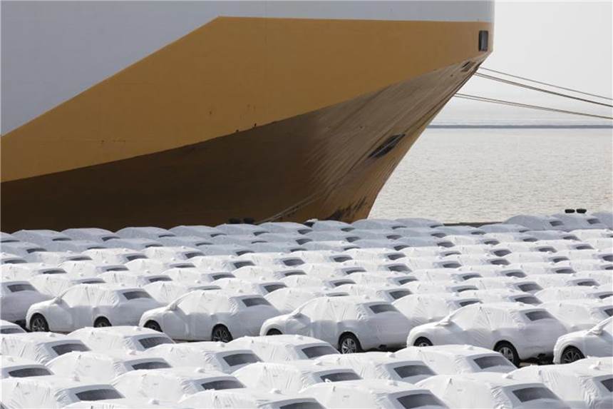 EU schlägt USA gegenseitige Abschaffung von Autozöllen vor Audi-Fahrzeuge stehen im Hafen von Emden zur Verschiffung bereit. Foto: Jörg Sarbach