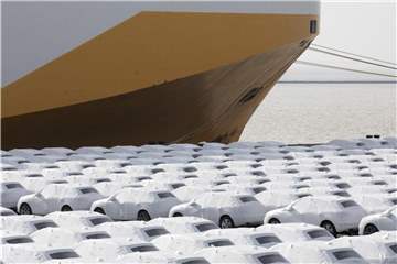 Audi-Fahrzeuge stehen im Hafen von Emden zur Verschiffung bereit. Foto: Jörg Sarbach