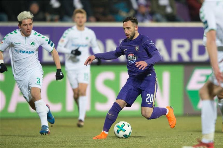 Aue beendet im Kellerduell Fürther Erfolgsserie Aues Calogero Rizzuto (M) sieht sich gleich von mehreren Fürther Spieler umgeben. Foto: Sebastian Kahnert