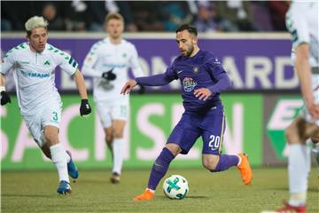 Aues Calogero Rizzuto (M) sieht sich gleich von mehreren Fürther Spieler umgeben. Foto: Sebastian Kahnert