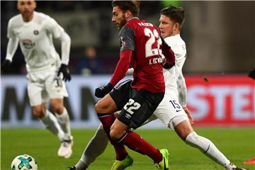 Aues Dennis Kempe (r) versucht den Nürnberger Enrico Valentini vom Ball zu trennen. Foto: Daniel Karmann