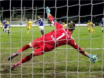 Aues Dimitrij Nazarov (M,hinten) trifft gegen Karlsruhes Torwart Dirk Orlishausen per Foulelfmeter zum 1:0. Foto: Thomas Eisenhuth