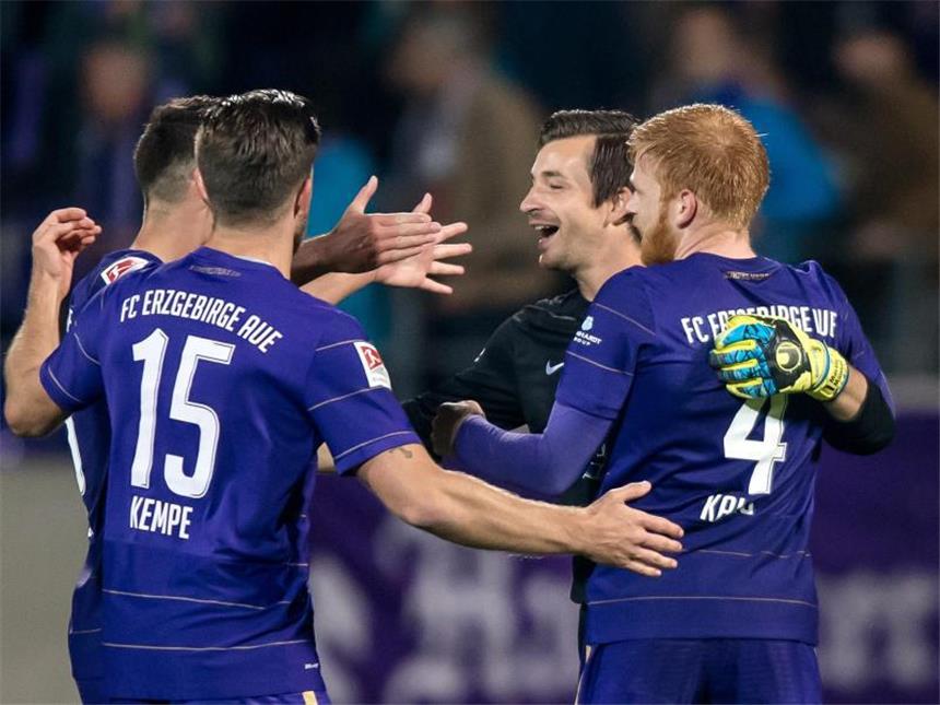 Erster Heimsieg für Aue-Coach Drews: 1:0 gegen Sandhausen Aues Nicolai Rapp, Dennis Kempe, Torwart Martin Männel und Fabian Kalig (v.l.n.r.) jubeln nach dem Schlusspfiff. Foto: Thomas Eisenhuth