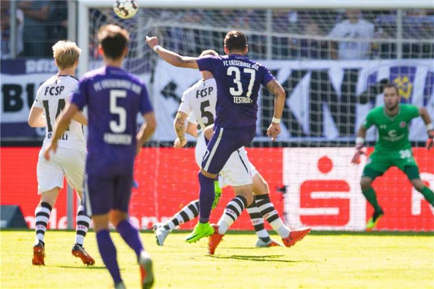 Erster Saisonsieg für Erzgebirge Aue: 3:1 gegen FC St. Pauli Aues Pascal Testroet erzielt mit einem sehenswerten Schuss das Tor zum zwischenzeitlichen 2:1. Foto: Robert Michael