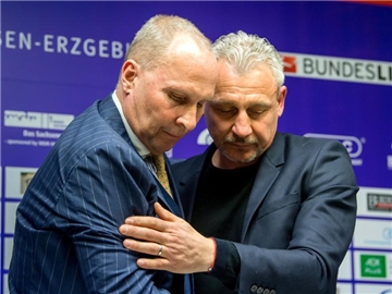 Aues Präsident Helge Leonhardt (l) verabschiedet Trainer Pavel Dotchev. Foto: Thomas Eisenhuth