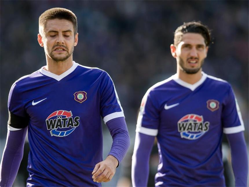 Aues Spieler Dimitrij Nazarov (l) und Fabio Kaufmann verlassen geknickt den Platz. Foto: Thomas Eisenhuth