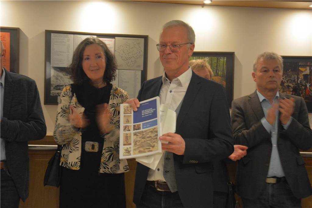 Vor 400 Jahren: Ausstellung über Schlacht bei Stadtlohn ist gestartet Ulrich Söbbing hält sein Buch in den Händen.