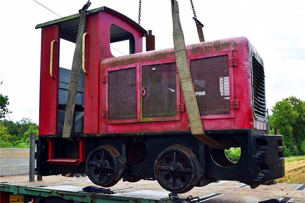 Kran bringt Feldbahnfreunden neue „Babys“ - weitere Mittwochsfahrten Auf 4,5 Tonnen kommt diese „neue" Lok der Firma Schöma.