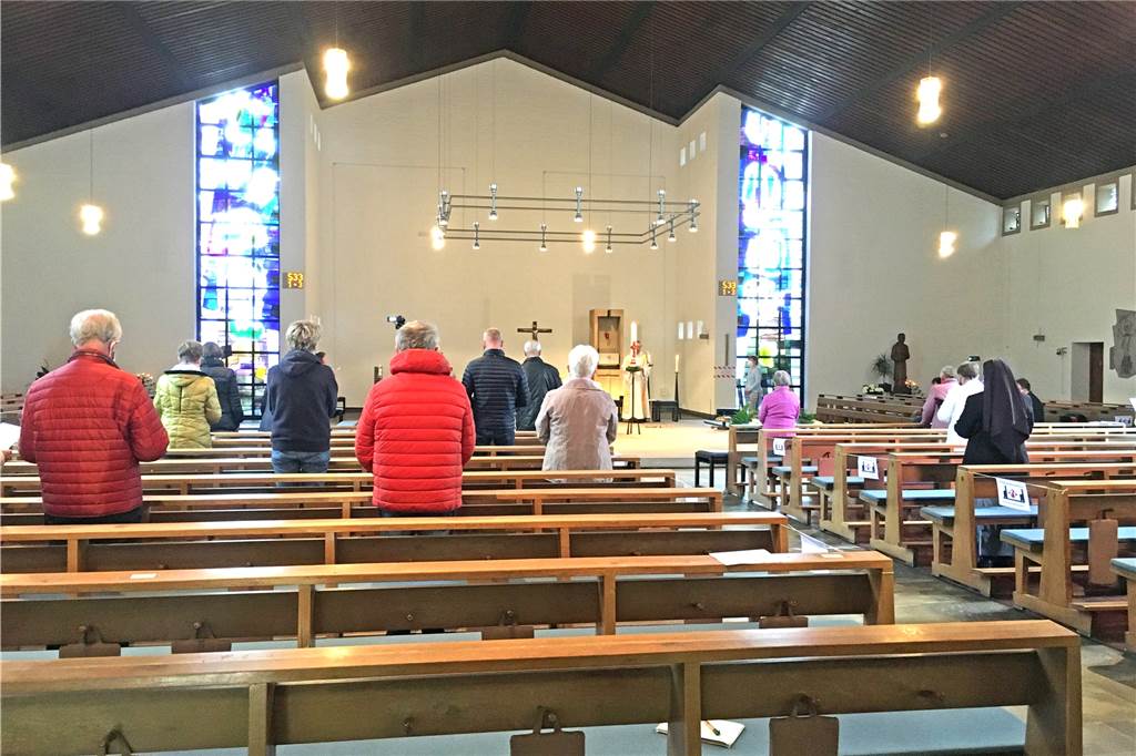 Auf Abstand: Für die Gottesdienstbesucher gibt es zugewiesene Sitzplätze.