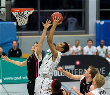 Auf Adam Touray (r.) wartet am Samstag Schwerstarbeit. Die Giants Düsseldorf kommen mit dem starken Center Dijon Smith zur Regionalliga-Partie ins Pascal-Gymnasium.