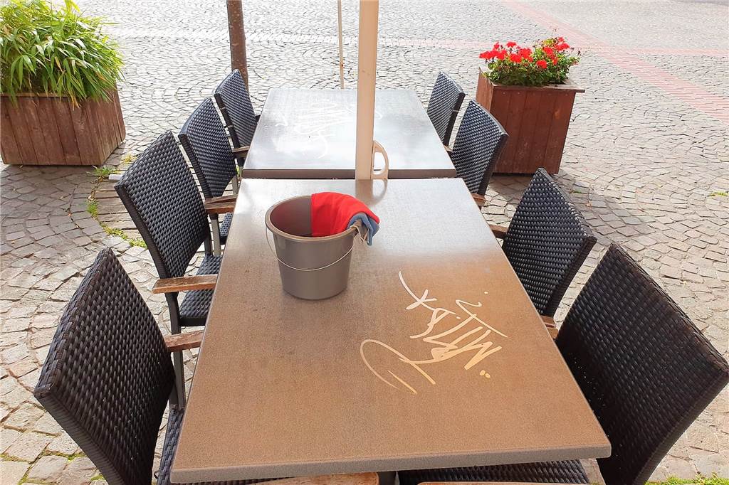 Dortmunder Pizzeria leidet unter Zerstörungswut: „Bitte, nicht schon wieder“ Auf allen Tischen hinterließen die Täter ein undefinierbares Zeichen. Auf einigen Tischplatten ist der Schriftzug noch größer.