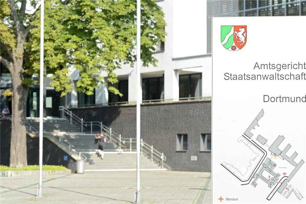 Einbruch bei Hörder Autohändler – Blutspuren führen zu Tätern Das Amtsgericht und die Staatsanwaltschaft Dortmund sind auf einem Schild abgebildet. Im Hintergrund ist ein Gebäude mit einer Treppe zu sehen.