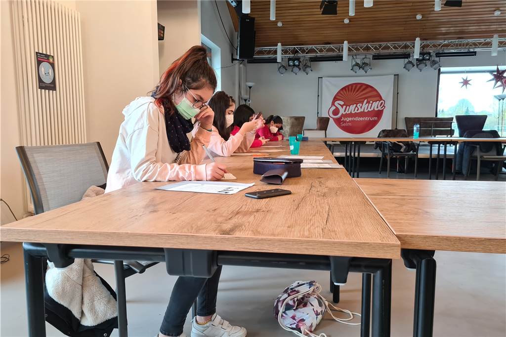 Corona zum Trotz: Zugewanderte Kinder verbessern ihr Deutsch in Selm Auf Arbeitsblättern erledigen die Kinder Grammatikaufgaben.