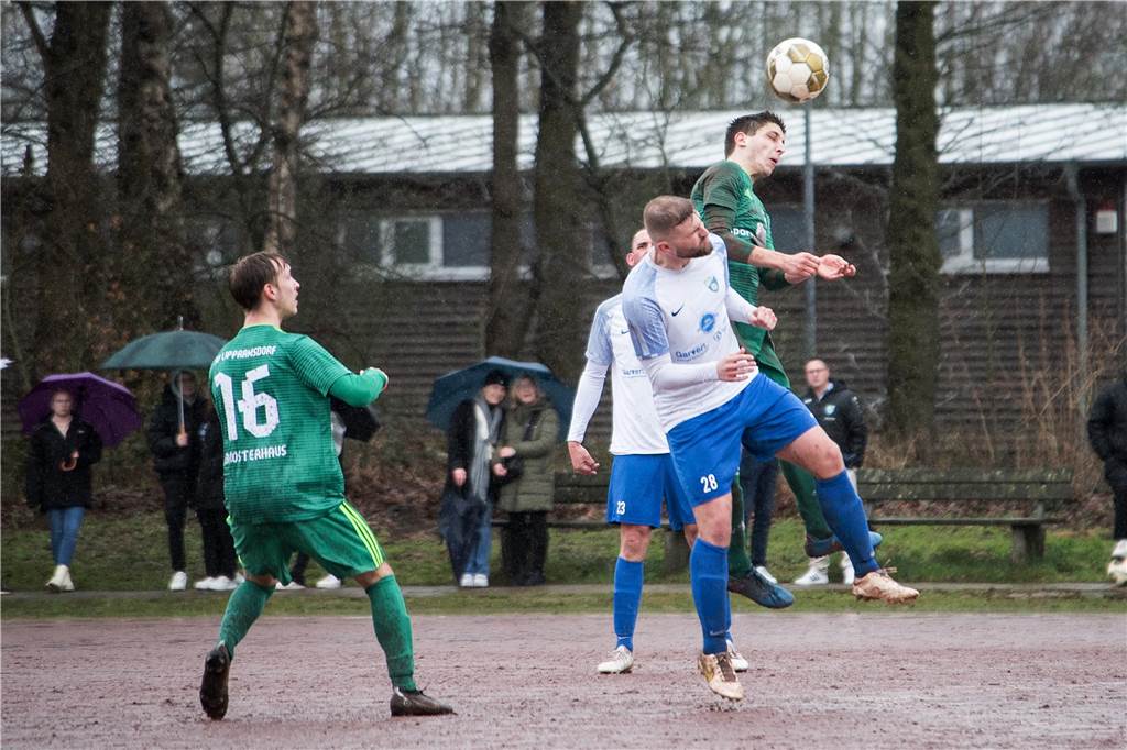 Auf Asche gewann der SV Lippramsdorf beim RSV Borken mit 3:0 dank drei Treffern von Henrik Kleinefeld.
