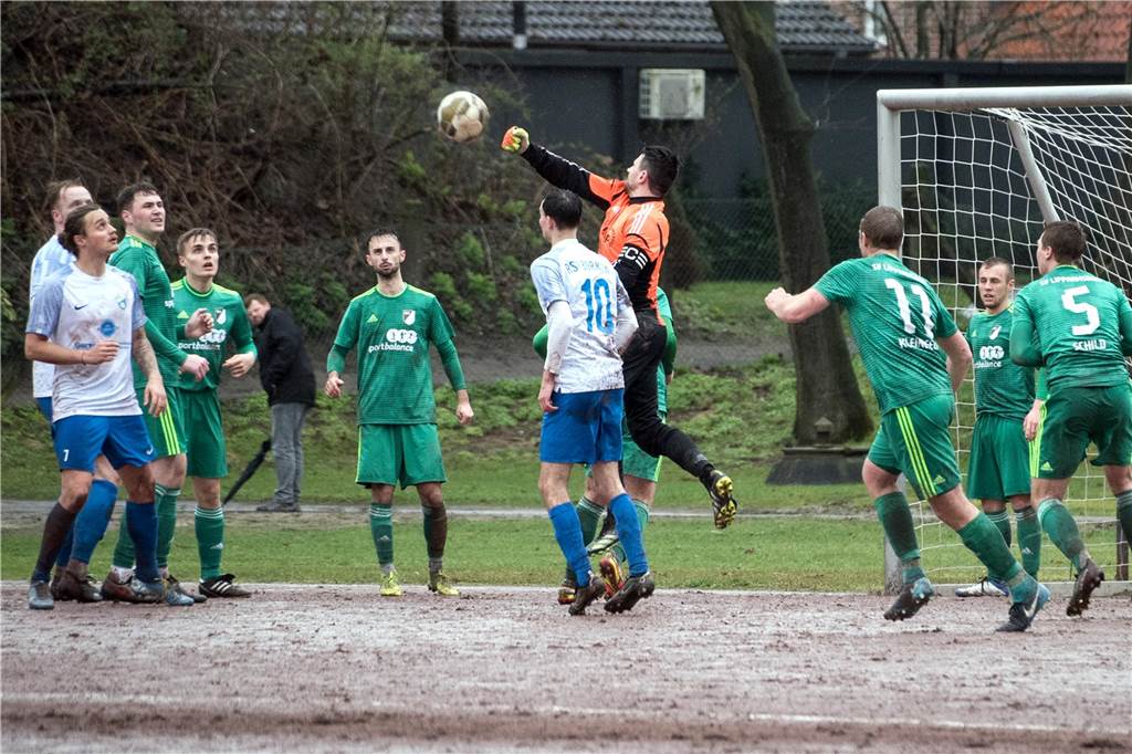 Auf Asche gewann der SV Lippramsdorf beim RSV Borken mit 3:0 dank drei Treffern von Henrik Kleinefeld.