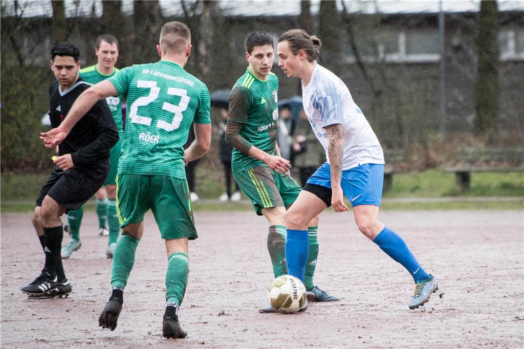 Auf Asche gewann der SV Lippramsdorf beim RSV Borken mit 3:0 dank drei Treffern von Henrik Kleinefeld.