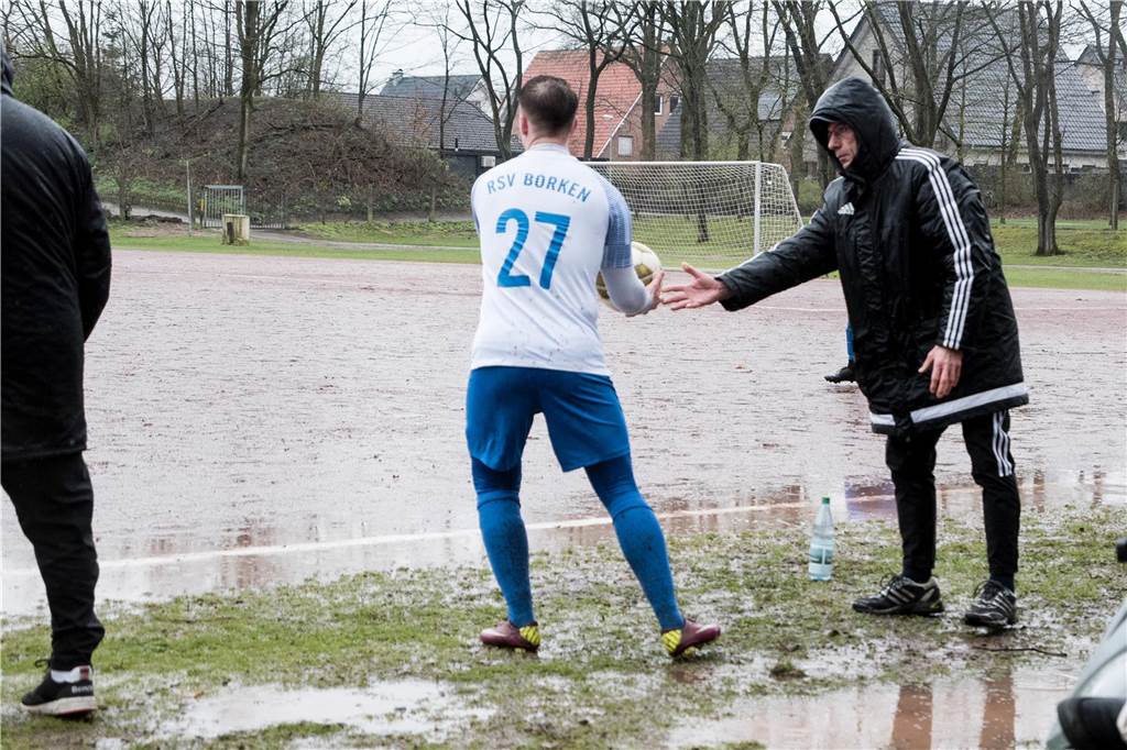 Auf Asche gewann der SV Lippramsdorf beim RSV Borken mit 3:0 dank drei Treffern von Henrik Kleinefeld.