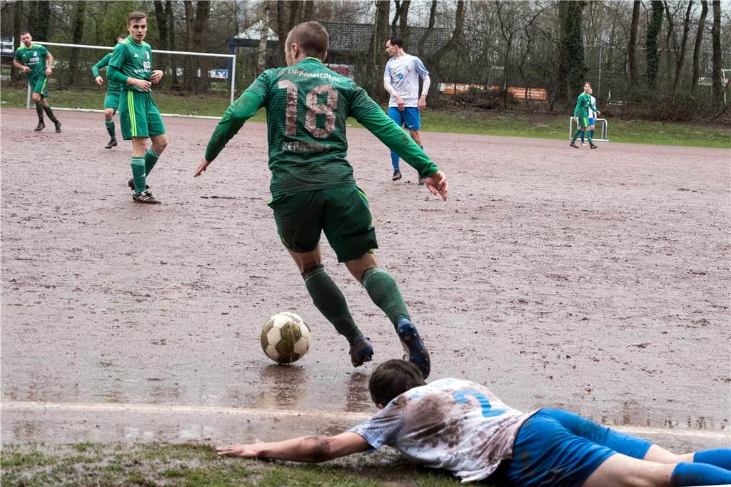 Auf Asche gewann der SV Lippramsdorf beim RSV Borken mit 3:0 dank drei Treffern von Henrik Kleinefeld.