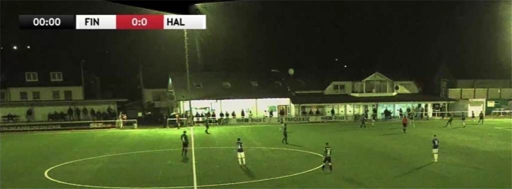 Geisterspiel mit Zuschauern? Halterns Gegner widerspricht dem Schiedsrichter Auf Aufnahmen der Übertragung des Spiels zwischen der SG Finnentrop-Bamenohl und dem TuS Haltern am See sind auf einer Seite des Feldes rund 30 Zuschauer zu sehen.
