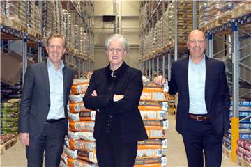 Auf Basis familiärer Grundsätze führen Dr. Jürgen Wigger (l.) sowie Ulrike und Jürgen Petershagen die Unternehmensgruppe Bewital in die Zukunft. Die Investitionen, wie zuletzt ins Logistikcenter (Foto), sehen die Unternehmer des Jahres 2021 als Bekenntnis zur Region und zu den Menschen im Unternehmen.