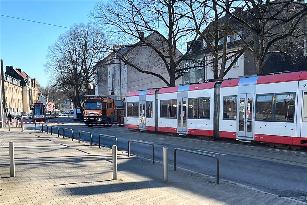 Auf beiden Seiten der abgesperrten Stelle, an der die Oberleitung beschädigt ist, stehen Fahrzeuge der Linie U43.