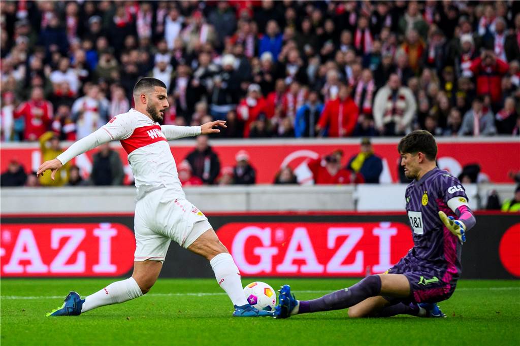 BVB-Müdigkeit nach drei Englischen Wochen in Serie unverkennbar: Schlagzahl bleibt enorm hoch Gregor Kobel wehrt einen Ball mit dem Fuß ab.