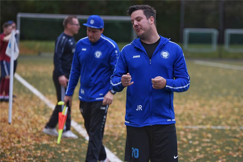Direkter Wiederaufstieg beim VfL Kamen II? Trainer verspürt keinen Druck Auf Co-Trainer Julian Richter (vorne) kann sich Alexander Hennig (hinten) auch in der kommenden Saison verlassen.