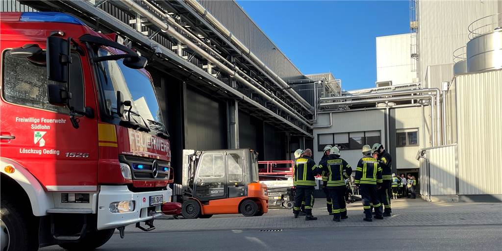 Alarm im Gewerbegebiet: Feuerwehr rückt mit beiden Zügen nach Oeding aus Auf das Auslösen der Brandmeldeanlage hin rückte zunächst der Löschzug Oeding zum Produktionsbetrieb ins Gewerbegebiet nach Oeding aus. Dank des schnellen Eingreifens konnte Schlimmeres verhindert werden, der Einsatz war rasch beendet.