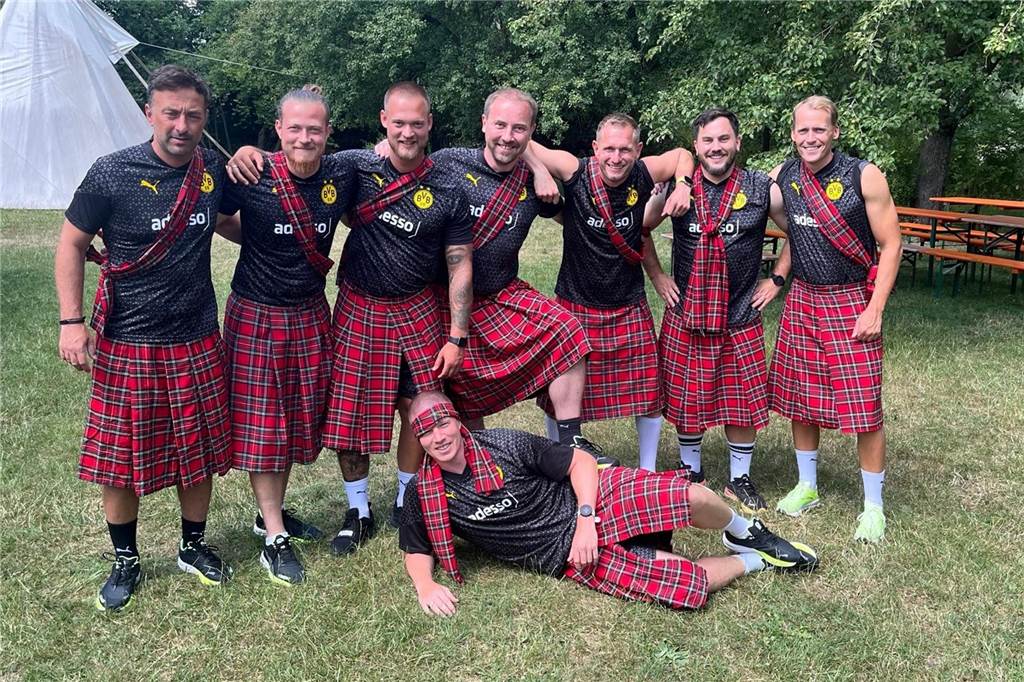 BVB-U19 mit Teambuildingmaßnahme im Schottenrock: Ungewöhnlicher Wettstreit bei Highland Games Das Trainerteam posiert im Kilt für ein Foto.