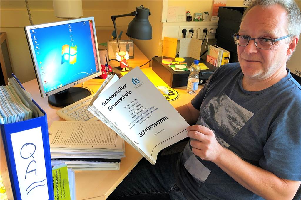 Diese Grundschule nervt schon lange ihr schlechter Ruf, jetzt hagelt es Lob von ganz oben Auf das umfangreiche Schulprogramm, das die Schragmüller-Schule für die Qualitätsanalyse zusammenfassen musste, ist Jens Emanuelsson besonders stolz.