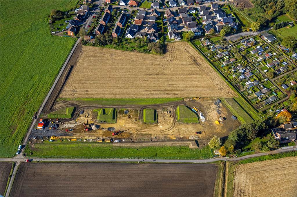 Auf dem Acker an der Luisenstraße soll das neue Baugebiet Fährenkamp entstehen. Im August haben die Arbeiten im ersten Bauabschnitt begonnen. Dort sollen 28 Einzel- und Doppelhausgrundstücke sowie ein Mehrgenerationenhaus entstehen.