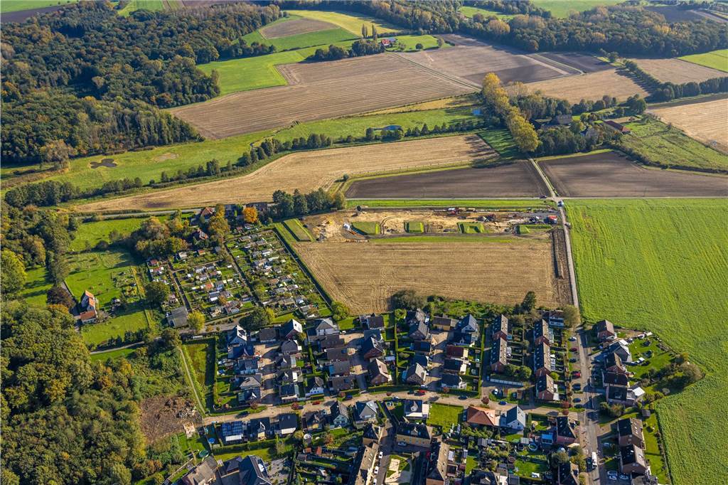 Auf dem Acker an der Luisenstraße soll das neue Baugebiet Fährenkamp entstehen. Im August haben die Arbeiten im ersten Bauabschnitt begonnen. Dort sollen 28 Einzel- und Doppelhausgrundstücke sowie ein Mehrgenerationenhaus entstehen.