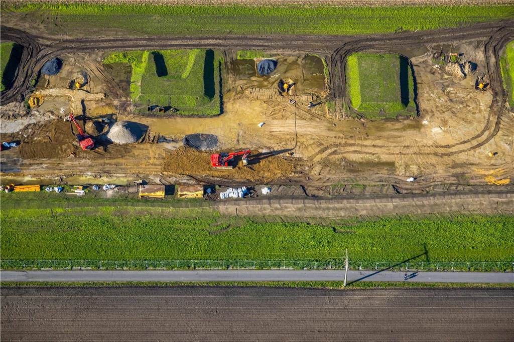 Auf dem Acker an der Luisenstraße soll das neue Baugebiet Fährenkamp entstehen. Im August haben die Arbeiten im ersten Bauabschnitt begonnen. Dort sollen 28 Einzel- und Doppelhausgrundstücke sowie ein Mehrgenerationenhaus entstehen.