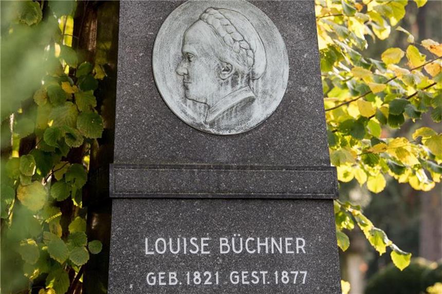 Spurensuche auf Hessens Friedhöfen Auf dem Alten Friedhof in Darmstadt befindet sich der Grabstein von Luise Büchner. Foto: Fabian Sommer/dpa