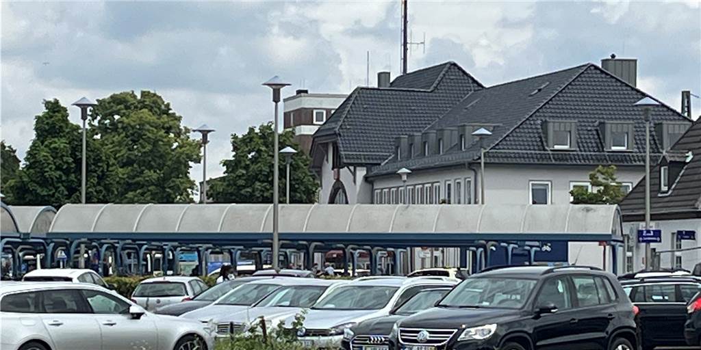 Halterner Bahnpendler benutzen alten Parkplatz – Stadt gefällt das nicht Auf dem alten Pendlerparkplatz vor dem Halterner Bahnhof wird wieder munter geparkt.