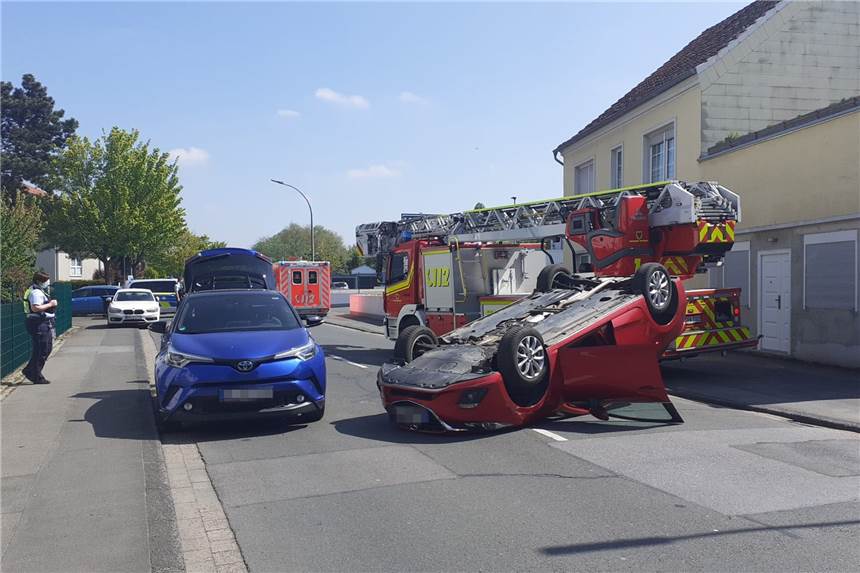 Auto überschlägt sich und landet auf dem Dach - eine verletzte Person Auf dem Altwickeder Hellweg hat sich ein Pkw überschlagen.