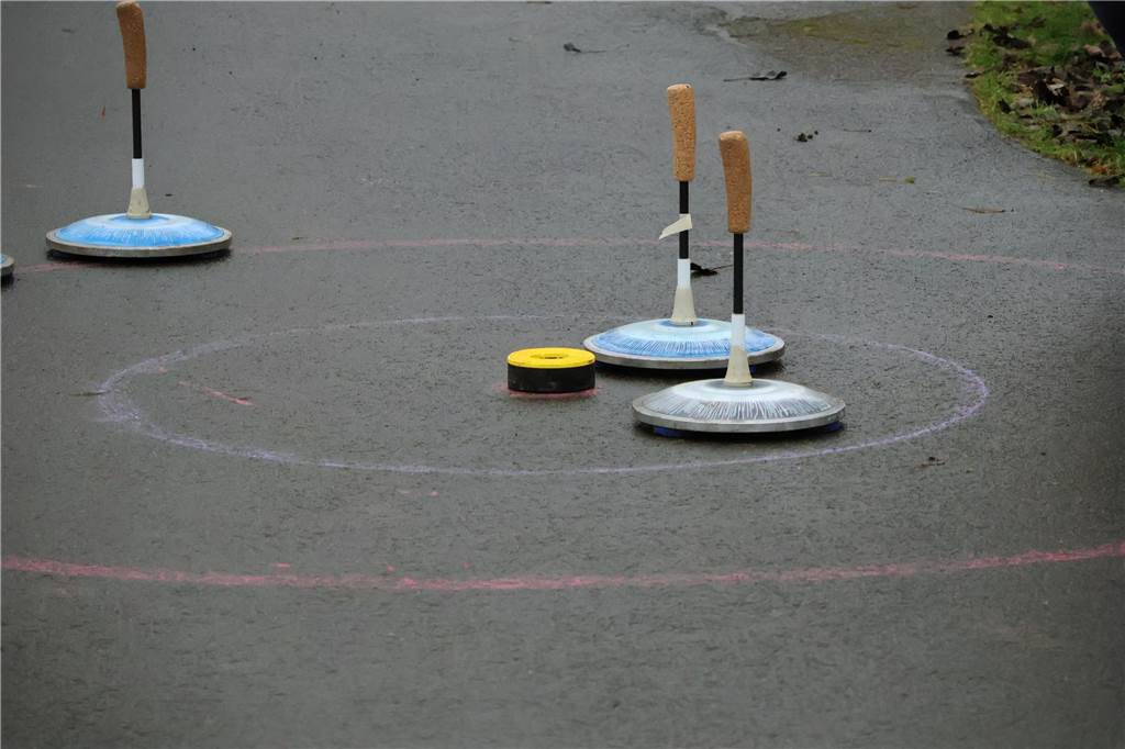 Im Bürgerpark Maria Lindenhof verwandelten Kreide-Kreise den Asphalt in eine Eisstockschießbahn.