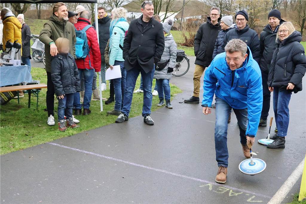 Im Bürgerpark Maria Lindenhof verwandelten Kreide-Kreise den Asphalt in eine Eisstockschießbahn.