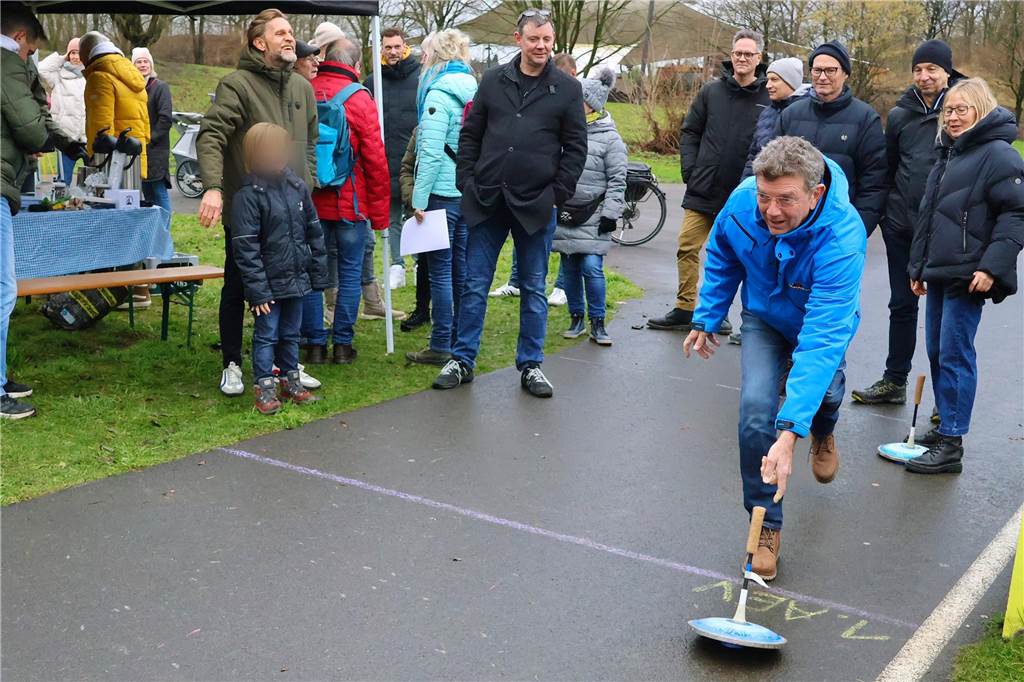 Im Bürgerpark Maria Lindenhof verwandelten Kreide-Kreise den Asphalt in eine Eisstockschießbahn.