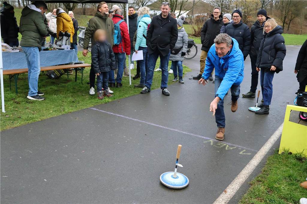 Im Bürgerpark Maria Lindenhof verwandelten Kreide-Kreise den Asphalt in eine Eisstockschießbahn.