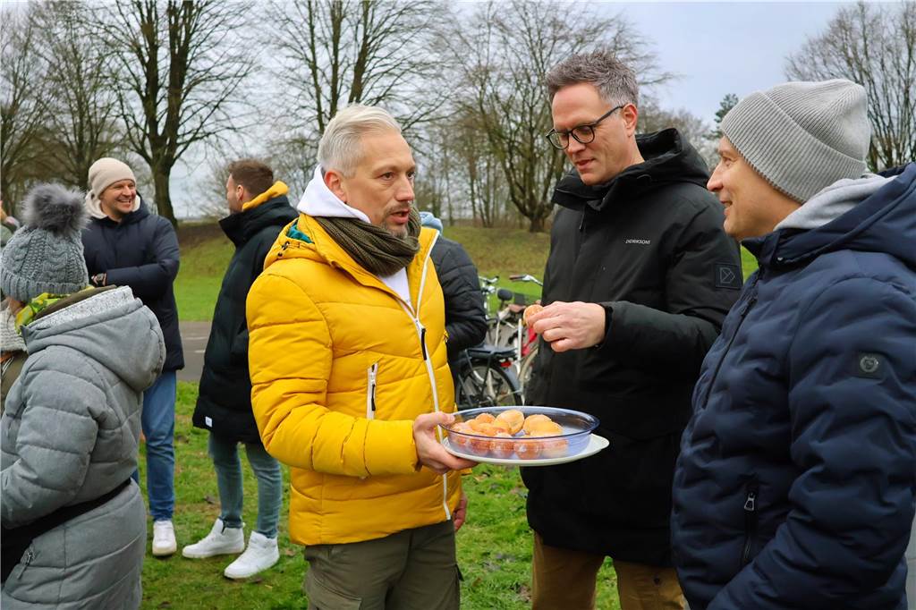 Im Bürgerpark Maria Lindenhof verwandelten Kreide-Kreise den Asphalt in eine Eisstockschießbahn.