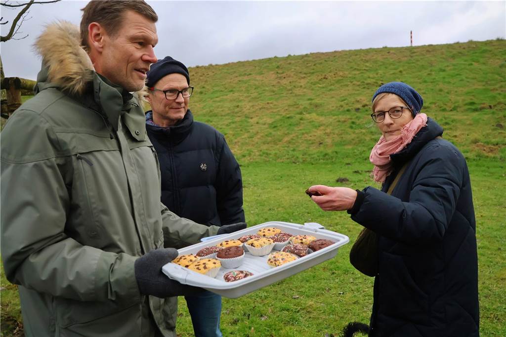 Im Bürgerpark Maria Lindenhof verwandelten Kreide-Kreise den Asphalt in eine Eisstockschießbahn.