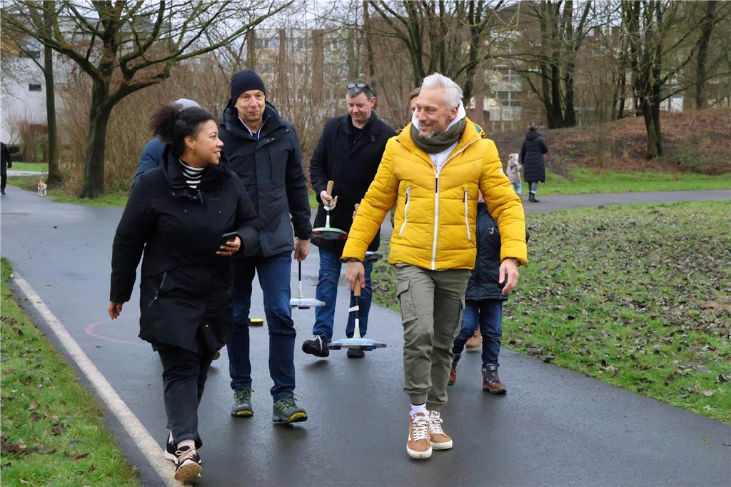 Im Bürgerpark Maria Lindenhof verwandelten Kreide-Kreise den Asphalt in eine Eisstockschießbahn.