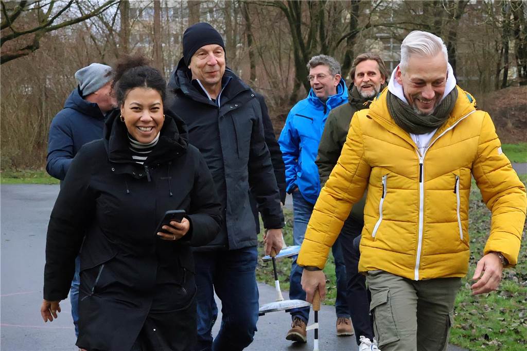 Im Bürgerpark Maria Lindenhof verwandelten Kreide-Kreise den Asphalt in eine Eisstockschießbahn.