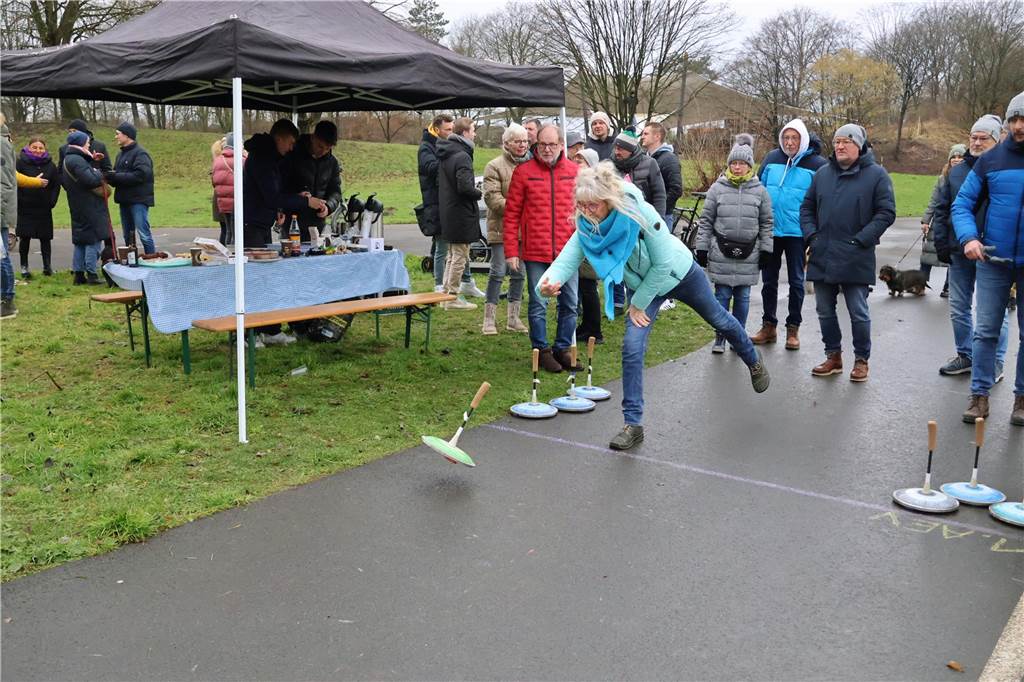 Im Bürgerpark Maria Lindenhof verwandelten Kreide-Kreise den Asphalt in eine Eisstockschießbahn.