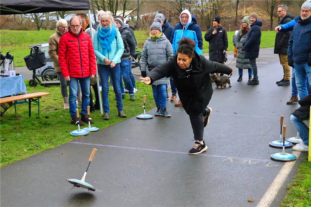 Im Bürgerpark Maria Lindenhof verwandelten Kreide-Kreise den Asphalt in eine Eisstockschießbahn.